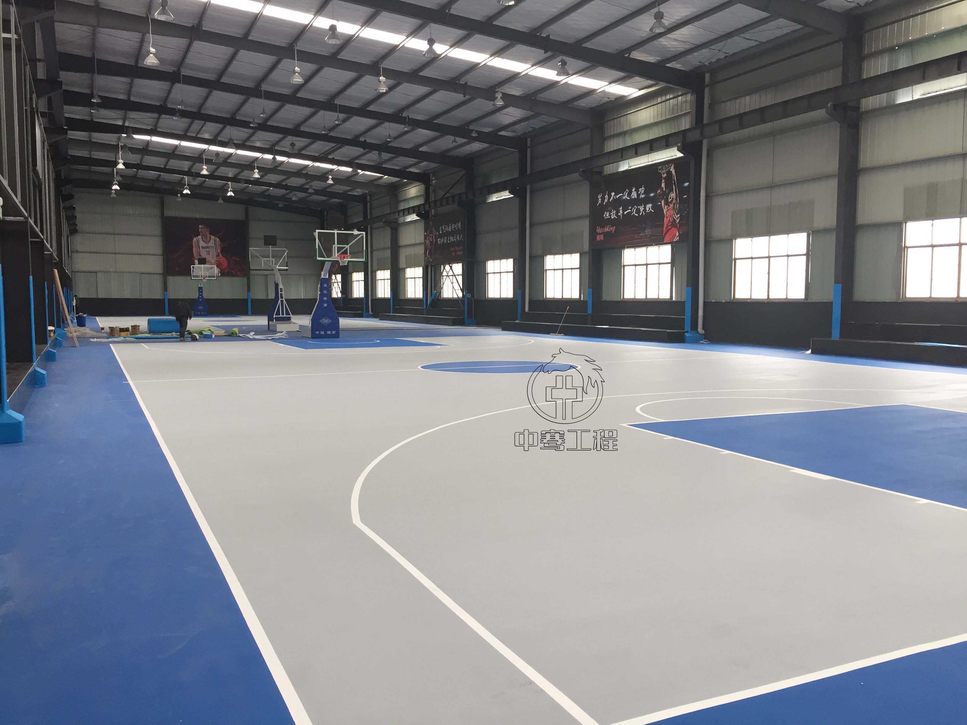 如果我有一块空地，是做羽毛球场好还是篮球场好